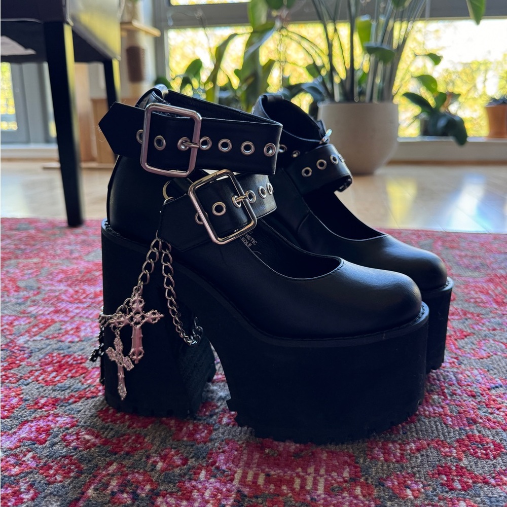 Dollskill Damned if I do platform Mary Jane size US 6